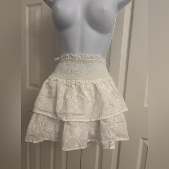 Elegant White Ruffled Skirt - Picture 2 of 6